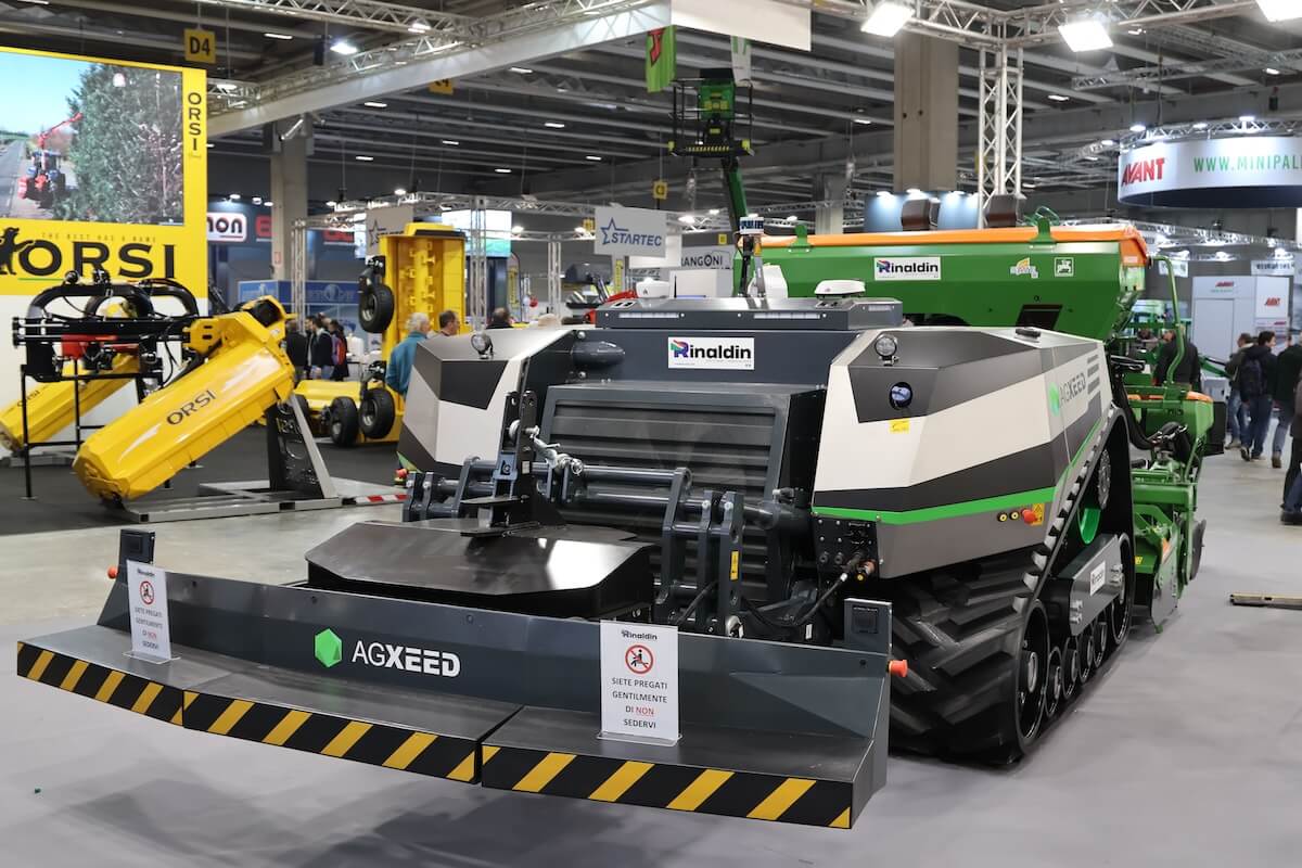 AgBot 5.115 T2 di AgXeed, robot cingolato compatto con attrezzatura posteriore Amazone esposto a Fieragricola 2024